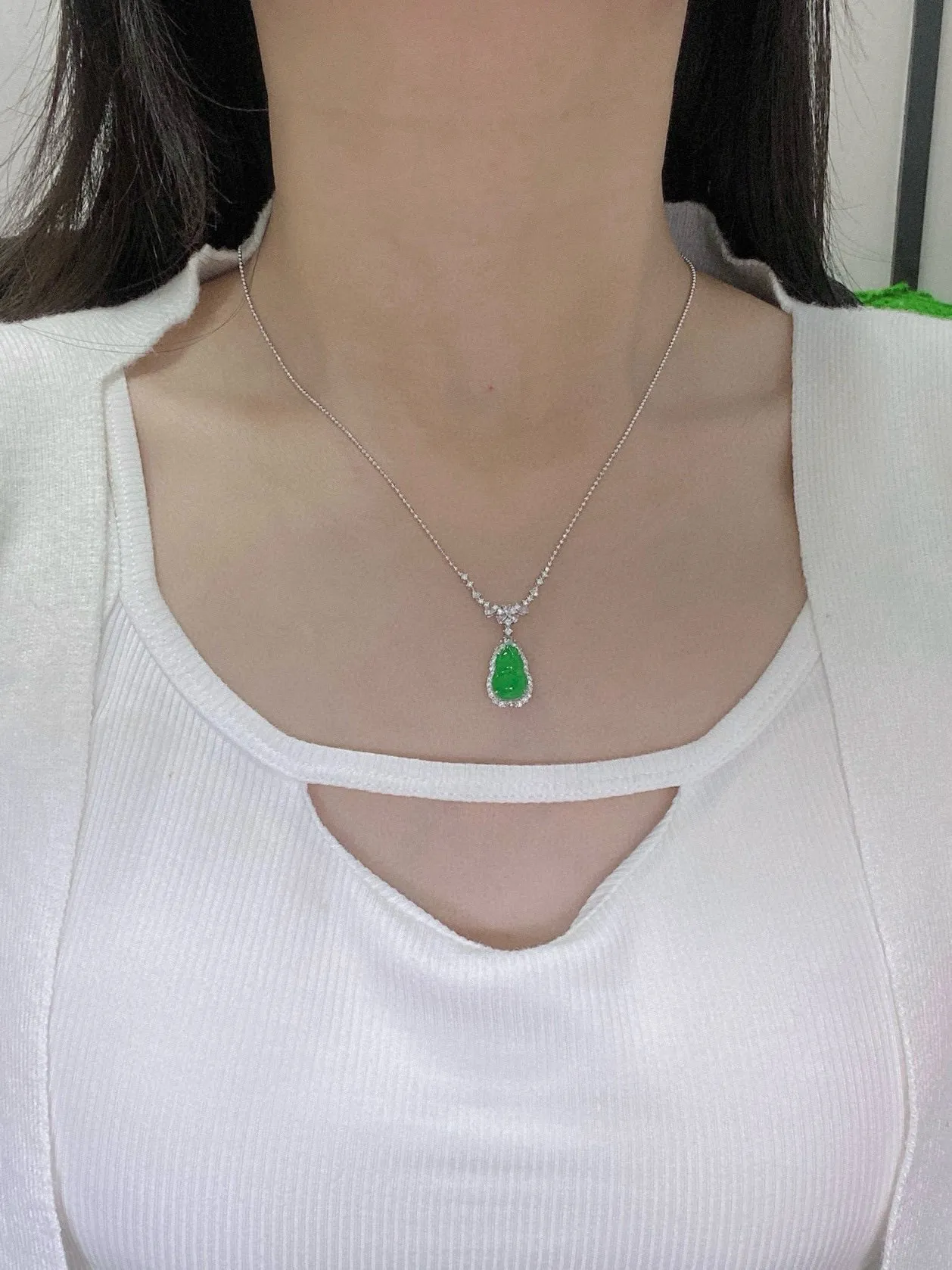 【冰种满绿葫芦吊坠】种水色俱全，冰透闪亮，通透感饱满度很好，18k金钻豪华镶嵌，裸石尺寸12.1*7.1*2.8毫米