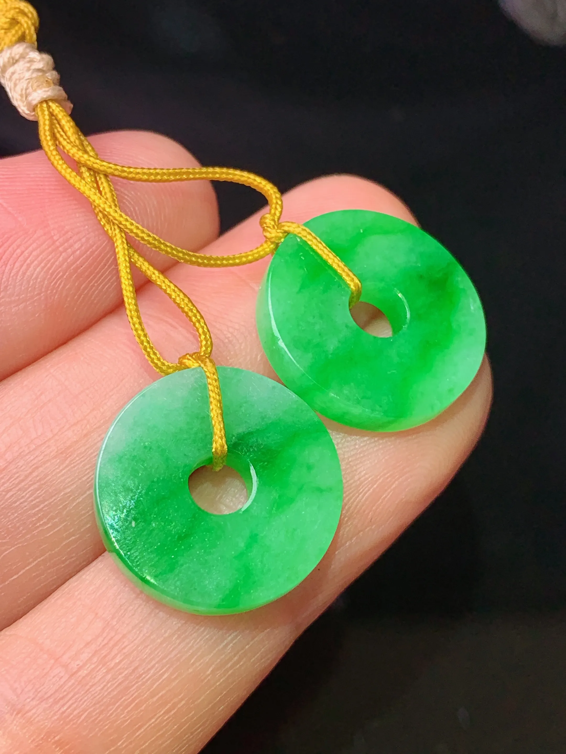 满绿平安扣一对 玉质细腻 色泽清新艳丽 整体尺寸16*2.8