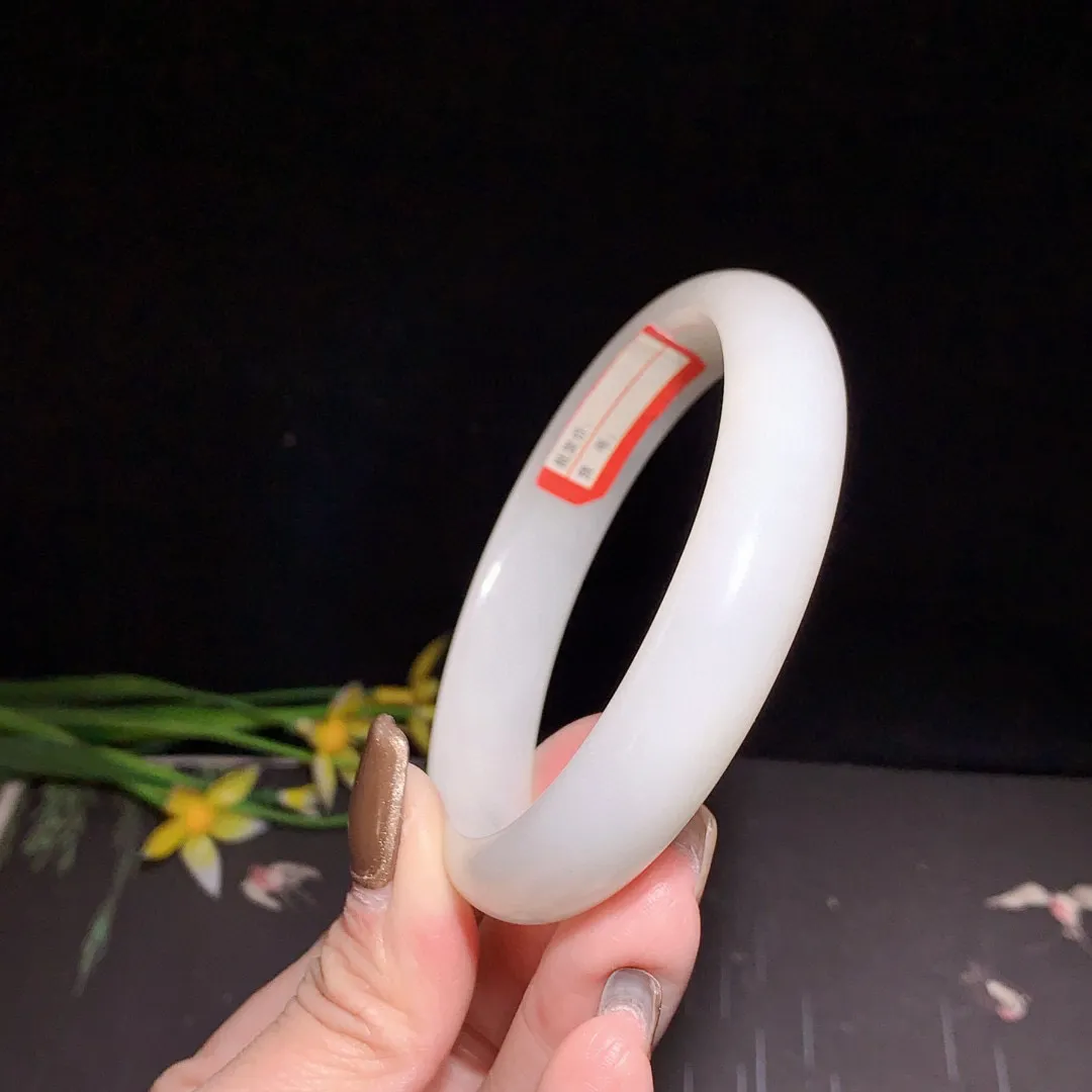 和田玉60.5圈口白玉手镯！圈口60.5宽13玉质细腻油润 底色纯净 无裂无杂 脂粉好，品质高