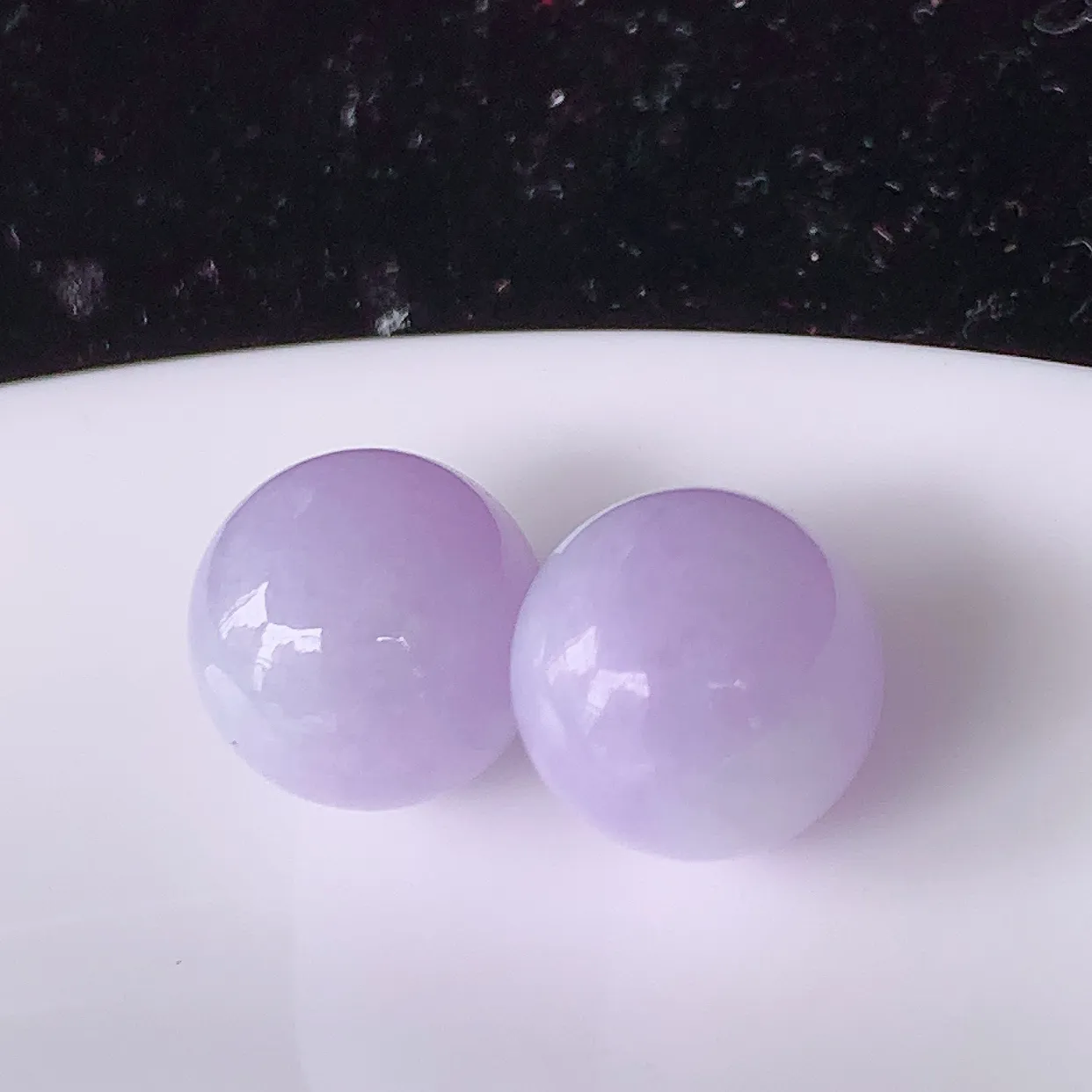 自然光实拍，紫罗兰翡翠一对圆珠、转运珠吊坠，寓意“时来运转，财源滚滚” 寓意佳，荧光灼灼，转运珠佩戴时尚优雅！#05.24