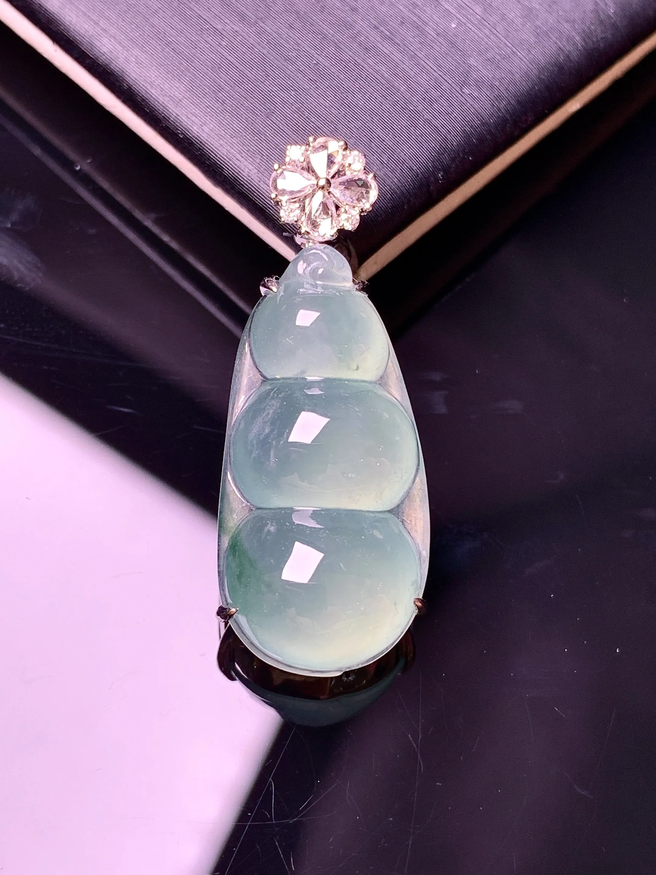 18k金钻镶嵌冰种四季豆吊坠 玉质细腻 色泽清新艳丽 整体尺寸30.8*12*7.8