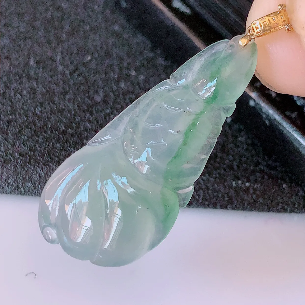 自然光实拍，18K金镶嵌冰种飘花翡翠年年有余，自由自在玉吊坠，寓意财源广进，雕工婉约，栩栩如生，佩戴