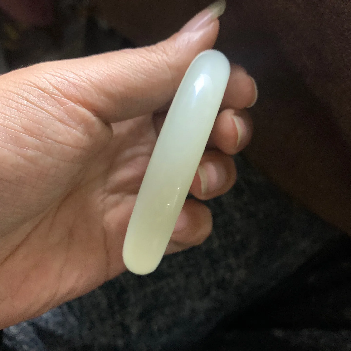 冰种料，和田玉56.2圈口蜂蜜水手镯！玉质细腻油润 底色纯净 无裂无杂 脂粉好，品质高