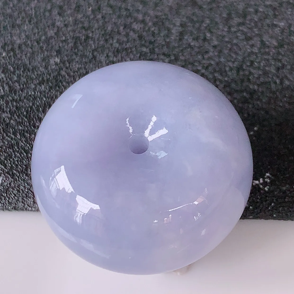 自然光实拍，艳丽紫罗兰翡翠平安扣吊坠，形体饱满圆润，平安扣肥嘟嘟的，平平安安，种水很好，配戴精美！#05.24