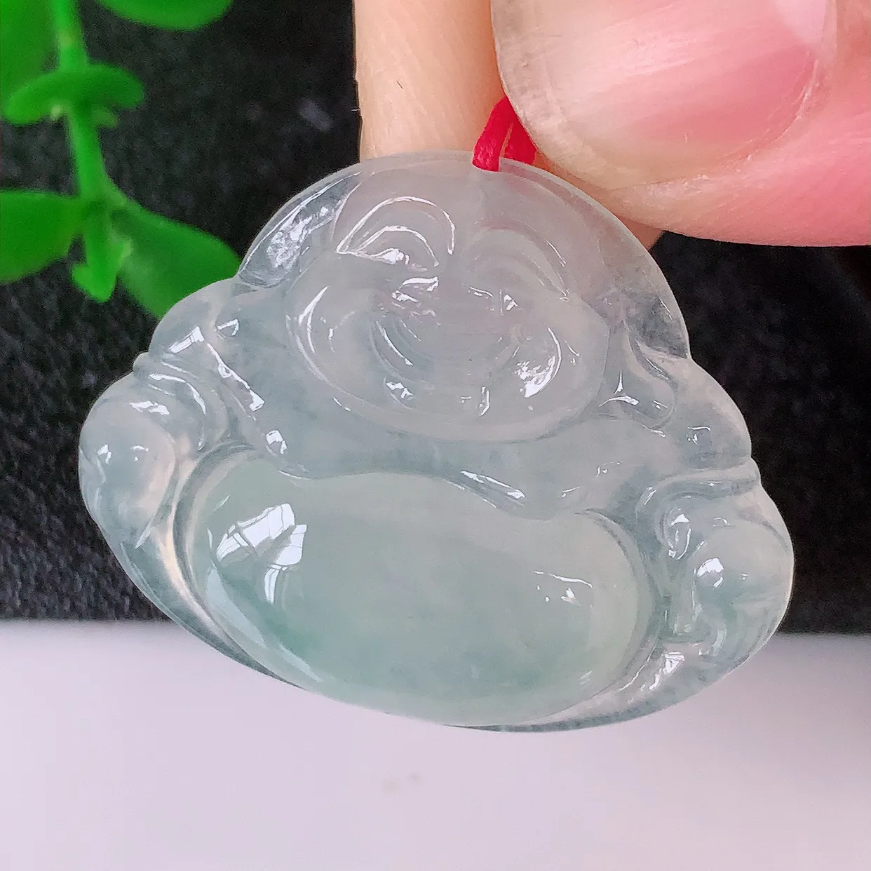 自然光实拍，冰种翡翠佛公吊坠，水灵起胶，翠色迷人，佛公在心中，一生平安，饱满圆润，开怀大笑佛公，配戴