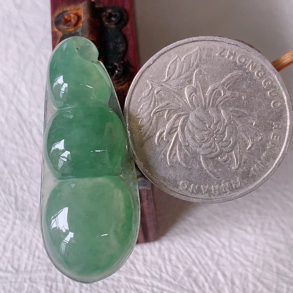 自然光实拍，冰种满绿翡翠四季豆吊坠，平安豆福豆玉坠，冰润通透，豆粒饱满，寓意：豆蔻年华！#57.24