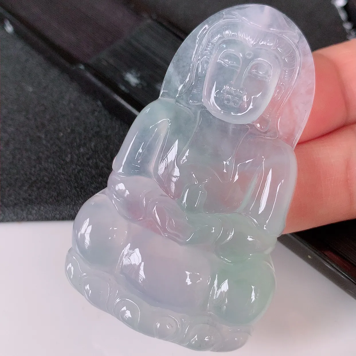 自然光实拍，大件冰种翡翠正装观音吊坠，赐福翡翠观音菩萨，冰透，起强玻璃光泽，观音面相慈祥，雕琢细致，佩戴气质！#