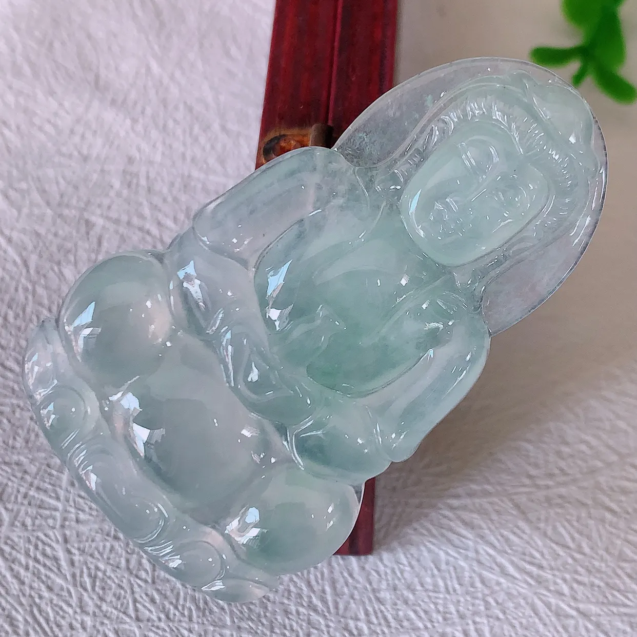 自然光实拍，冰种翡翠观音菩萨吊坠，净瓶观音，冰透亮泽，美观亮丽，观音面相端庄#60.26