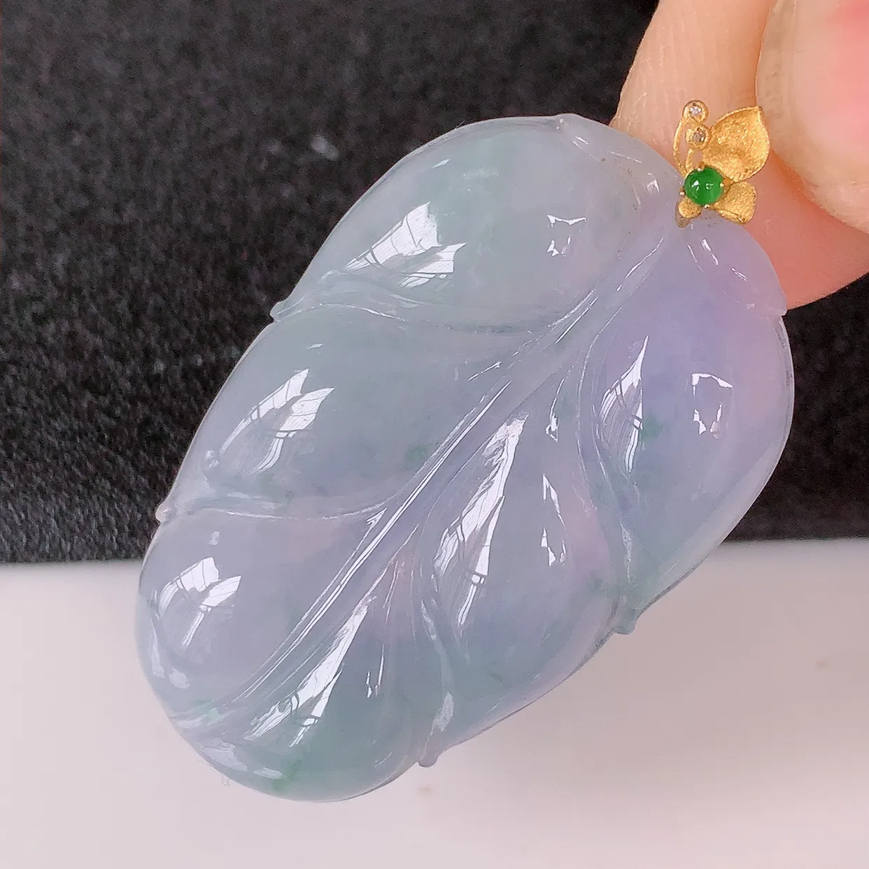 自然光实拍，18K金镶嵌冰种紫罗兰飘花翡翠叶子吊坠，寓意“大业有成，一夜成名，金枝玉叶”水润叶子，翡翠叶子，清秀高雅，性价比超值！#49.24整体43裸石38.8*24.5*5