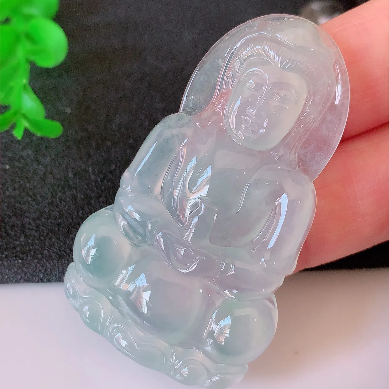 自然光实拍，冰种翡翠正装观音菩萨吊坠，赐福观音，种水上乘，晶莹剔透，起强玻璃光泽。慈祥端庄！#60.26