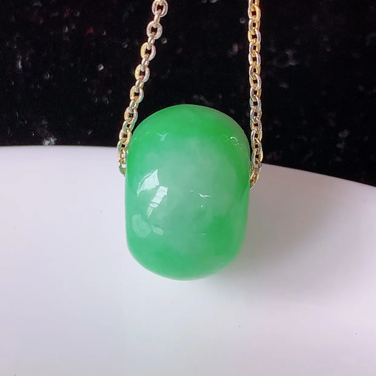 自然光实拍，冰润飘绿翡翠路路通吊坠，寓意时来运转、财源滚滚，款式新颖时尚，日常百搭的款！配图银链#05.24