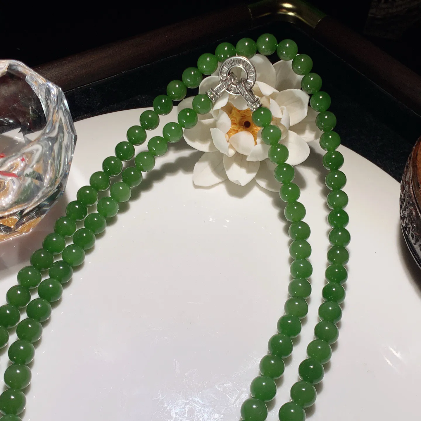 和田玉阳绿俄罗斯碧玉108佛珠项链。单颗尺寸8！玉质细腻油润。手推出油。佩戴高端典雅。lt251225