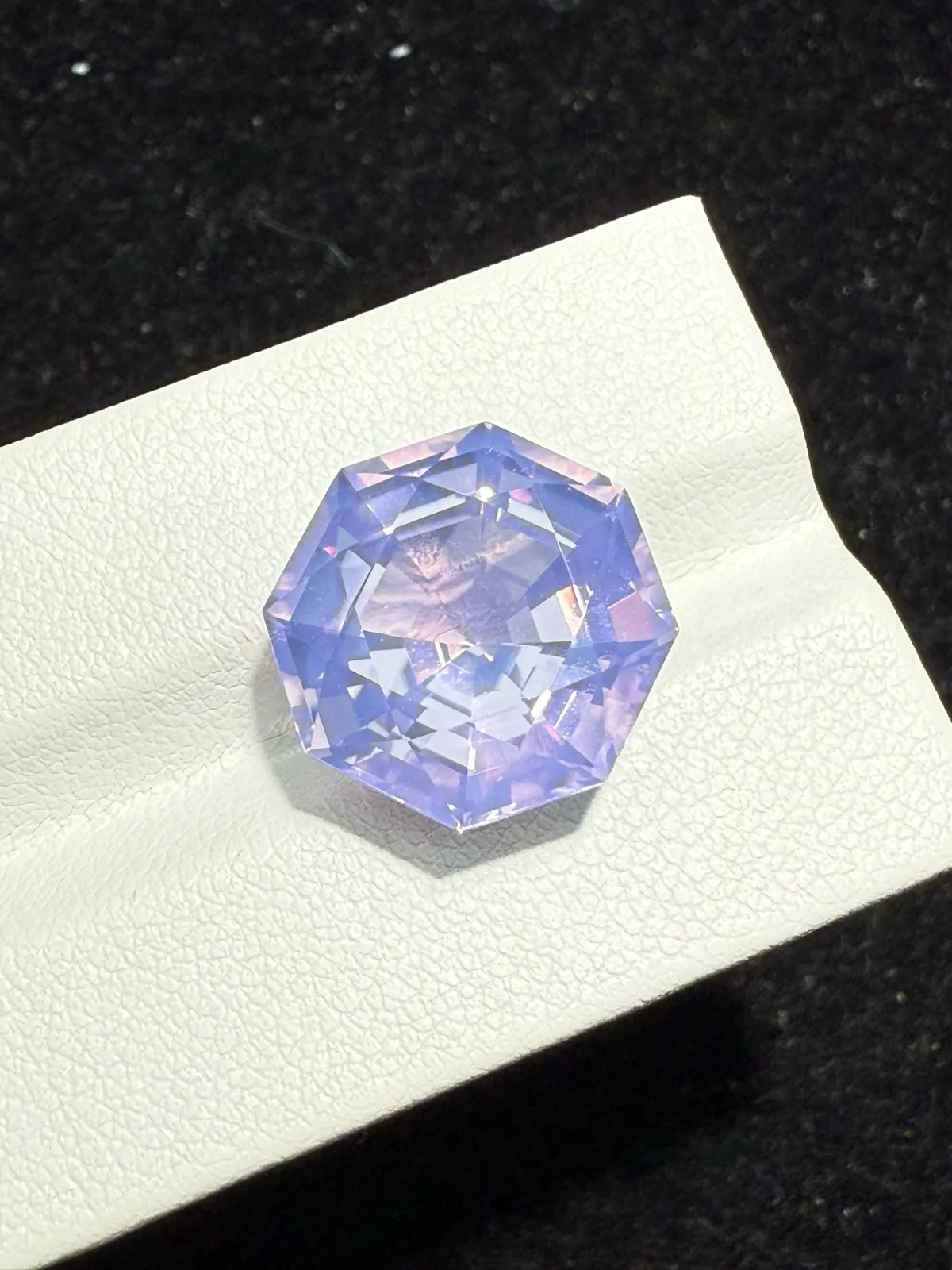 【高端珠宝】天然极美浪漫薰衣草紫晶裸石
重量: 12ct  规格: 14.6*14.7*10毫米
精