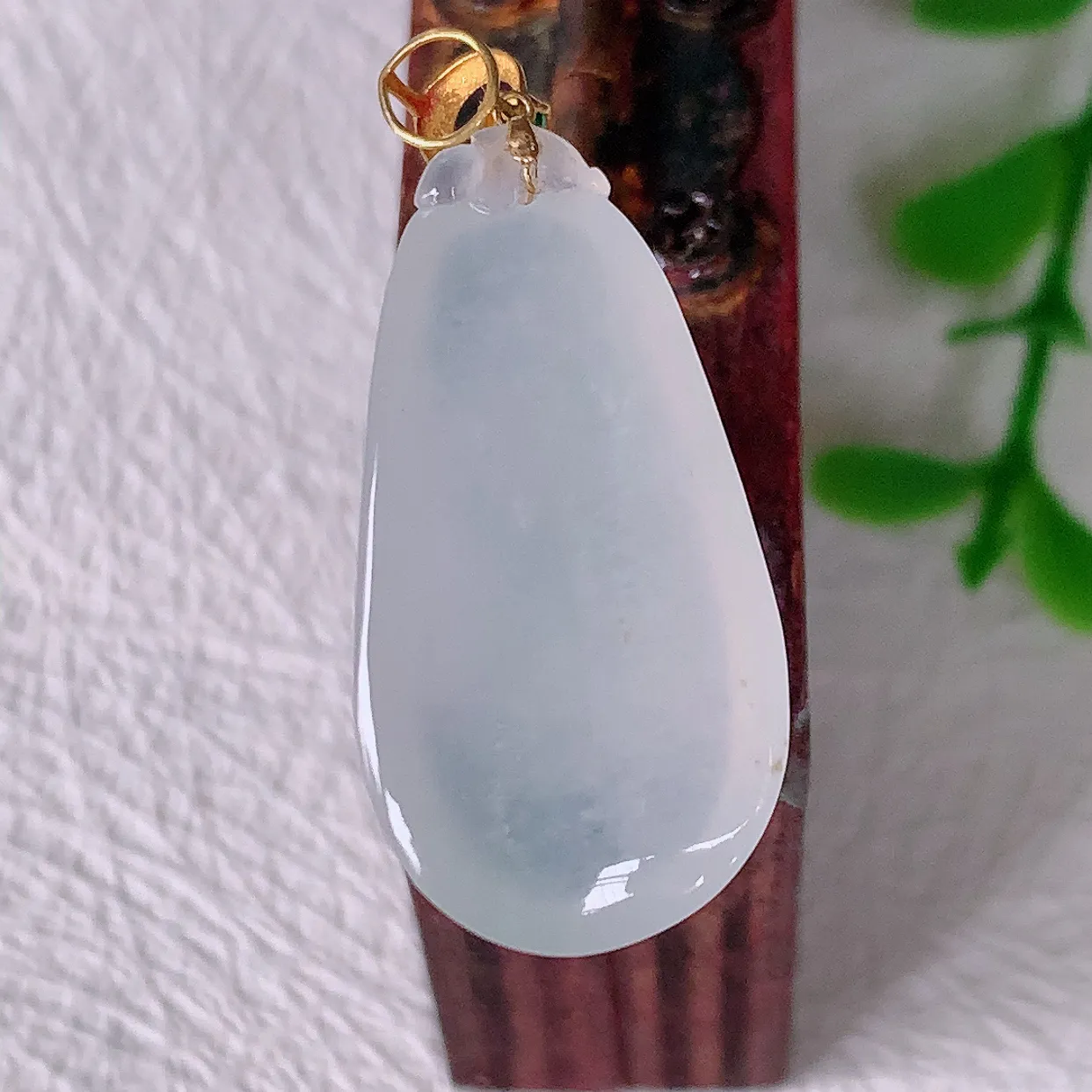 自然光实拍，18K金镶嵌冰种翡翠招财福瓜吊坠，翡翠福瓜招财瓜，冰润且起胶感，佩戴效果优雅迷人！#1.24整体30裸石25.5-13*5.8