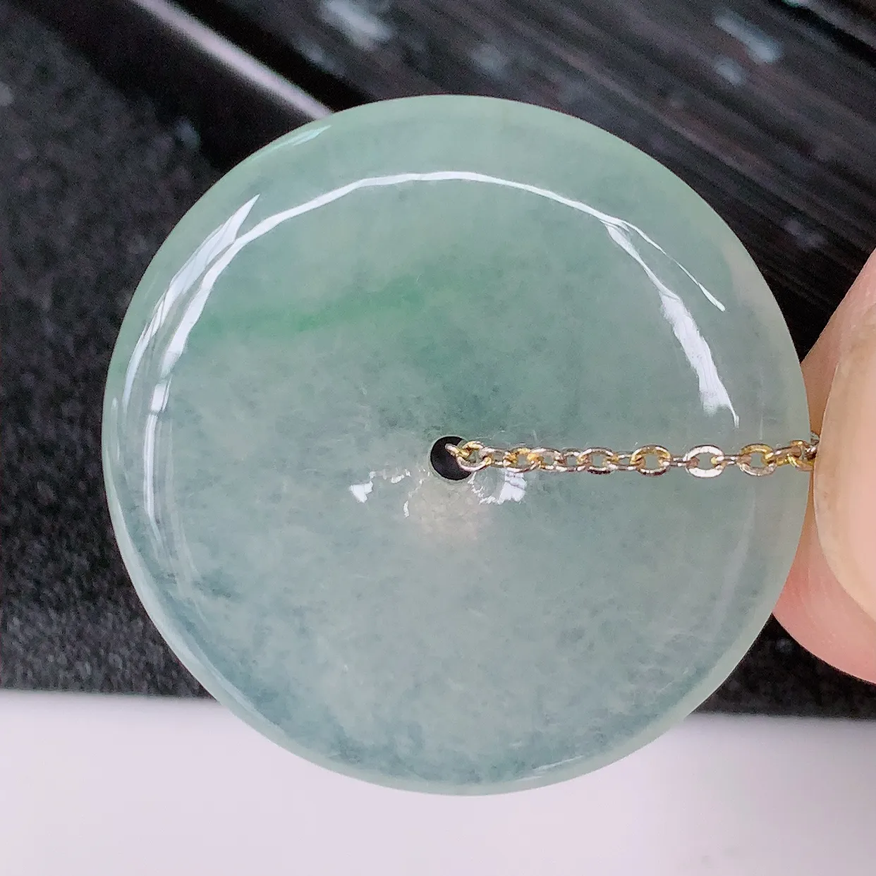 自然光实拍，冰种飘花翡翠平安扣吊坠，冰透，灵动飘逸，寓意平平安安，平安扣佩戴端庄漂亮！#57.24