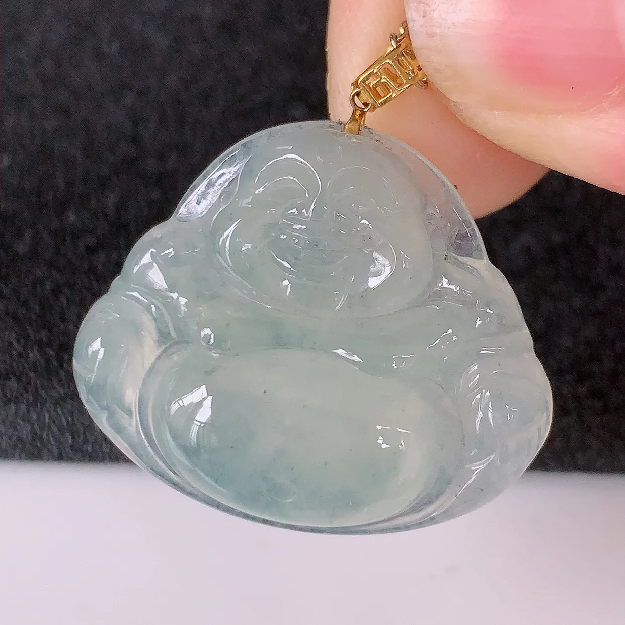 自然光实拍，18K金镶嵌冰种翡翠玉佛公吊坠，款式新颖，佩戴效果时尚出众，尽显气质，玉质细腻，美感十足。#41.24整体28裸石26.5*22.5*5.2