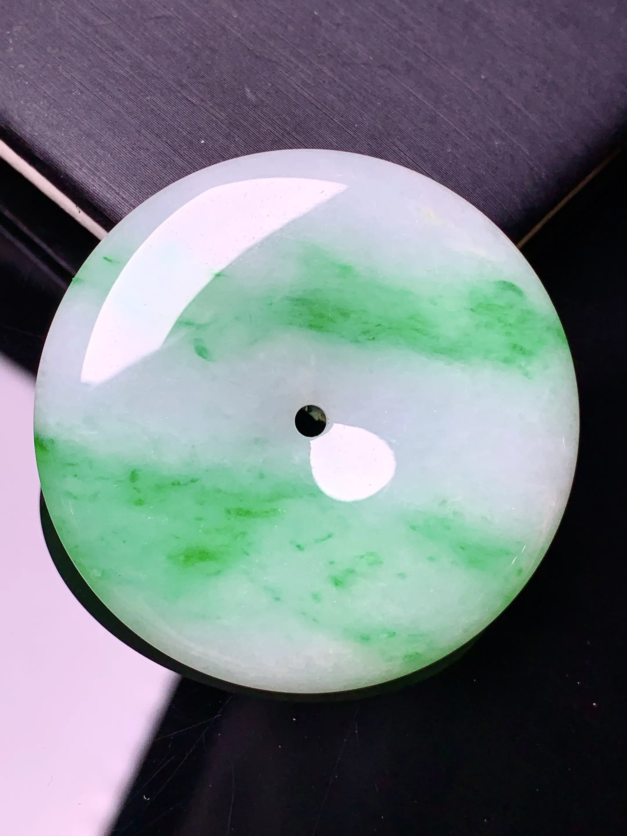 飘绿平安扣吊坠 玉质细腻 色泽清新艳丽 整体尺寸38*5.5