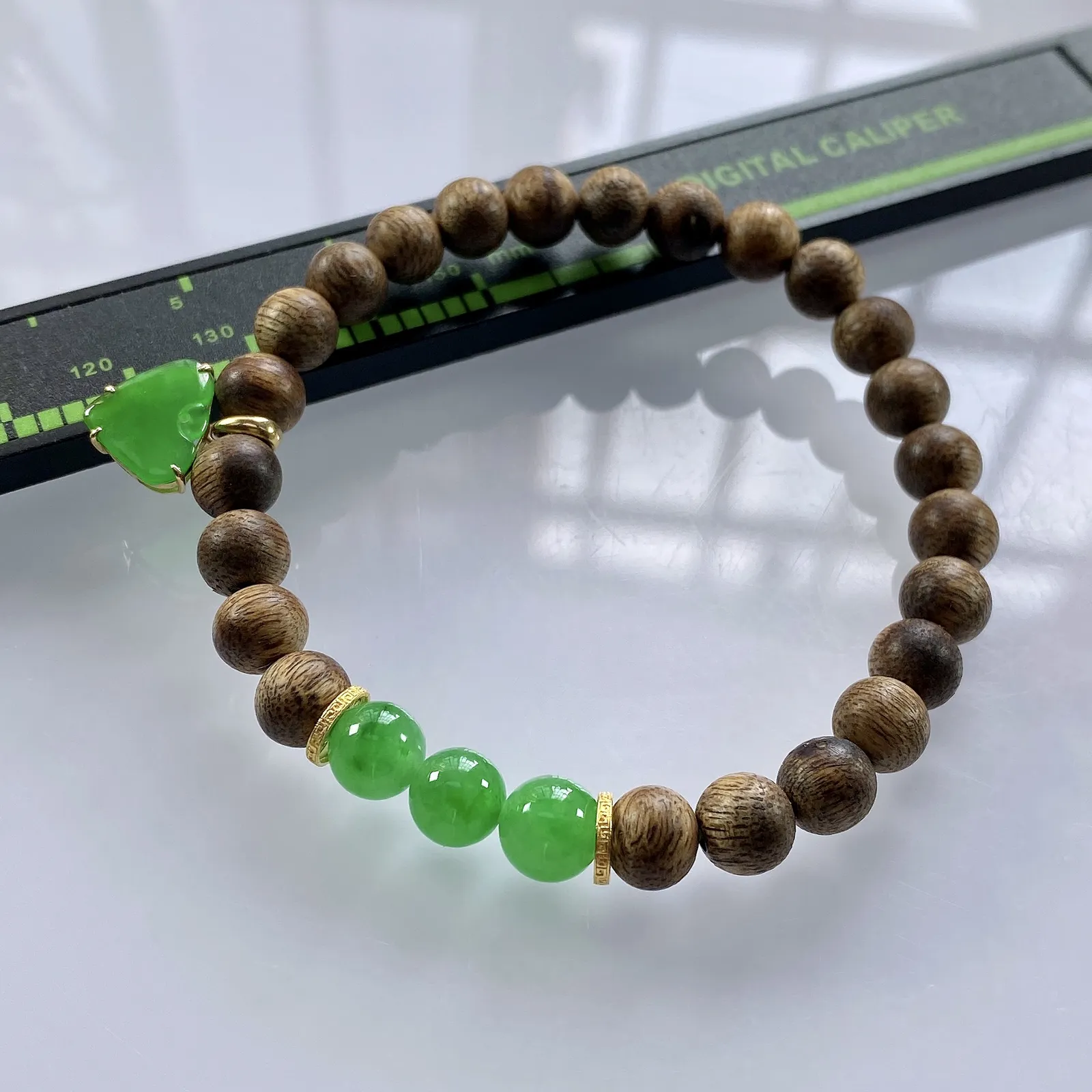 收藏级别，缅甸天然翡翠A货，卡7冰绿圆珠手串手链，尺寸：圆珠7mm/3颗，心形：11.2/10mm，重量：4.40g，桃心镶嵌及隔片为18k金，配饰为沉香木。