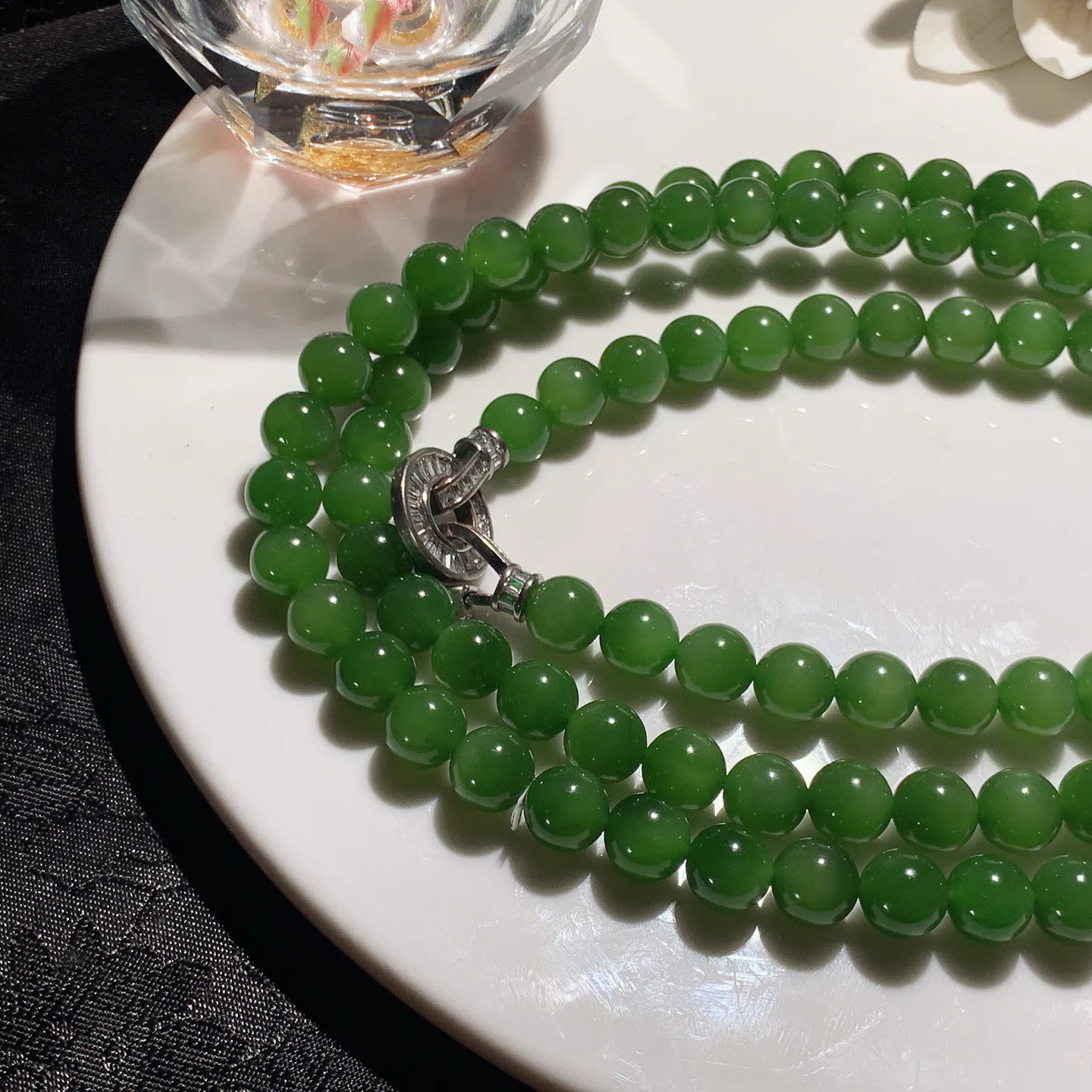 和田玉阳绿俄罗斯碧玉108佛珠项链。单颗尺寸8！玉质细腻油润。手推出油。佩戴高端典雅。lt25122