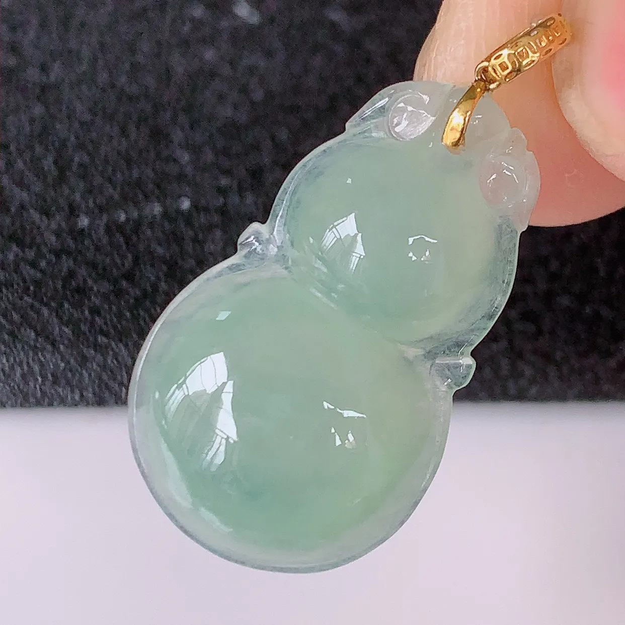 18K金镶嵌冰种满绿翡翠葫芦吊坠，葫芦寓意福禄双全，财源滚滚，品佳品，佩戴效果优雅迷人！#49.24