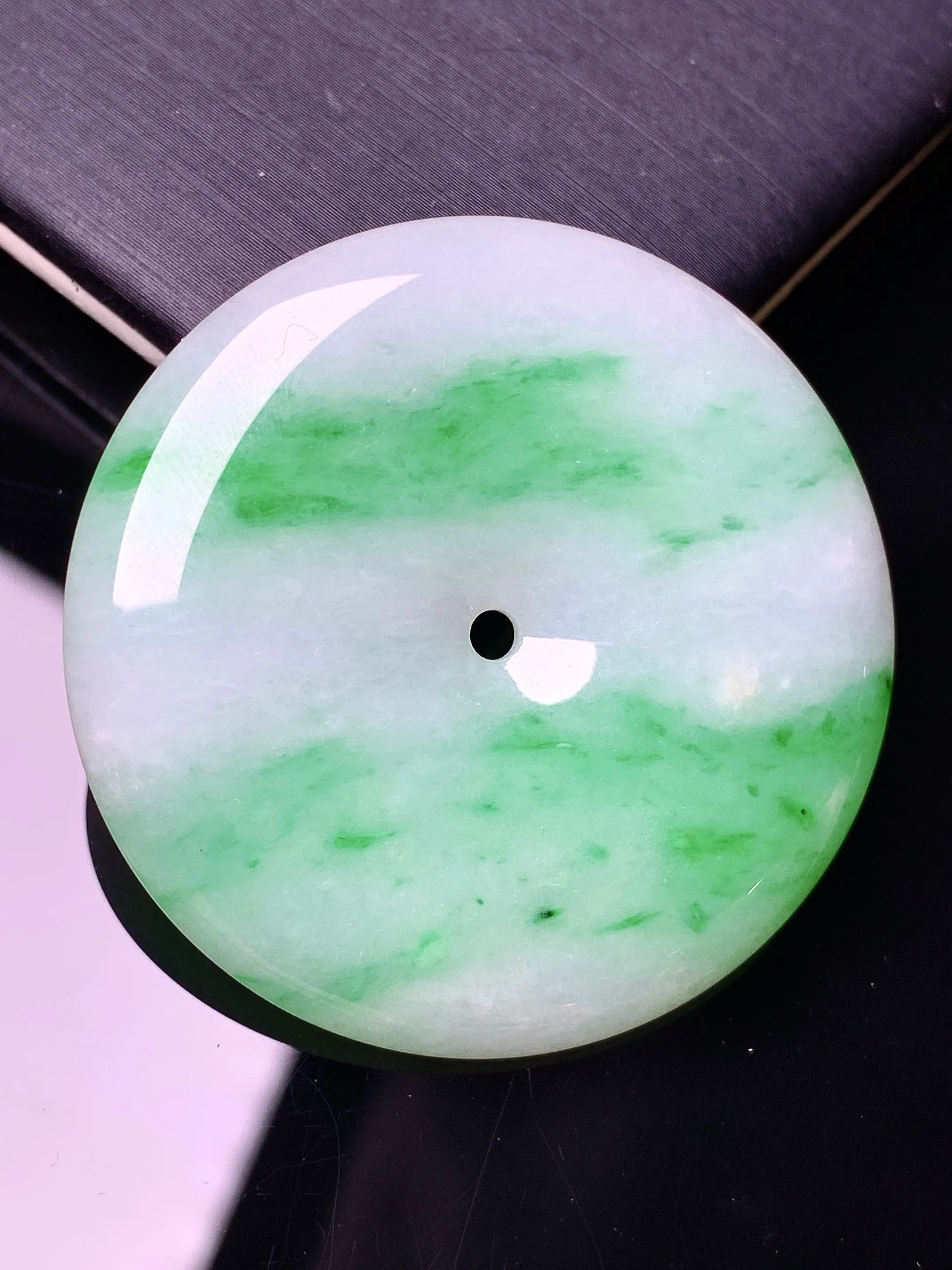 飘绿平安扣吊坠 玉质细腻 色泽清新艳丽 整体尺寸38*5.5