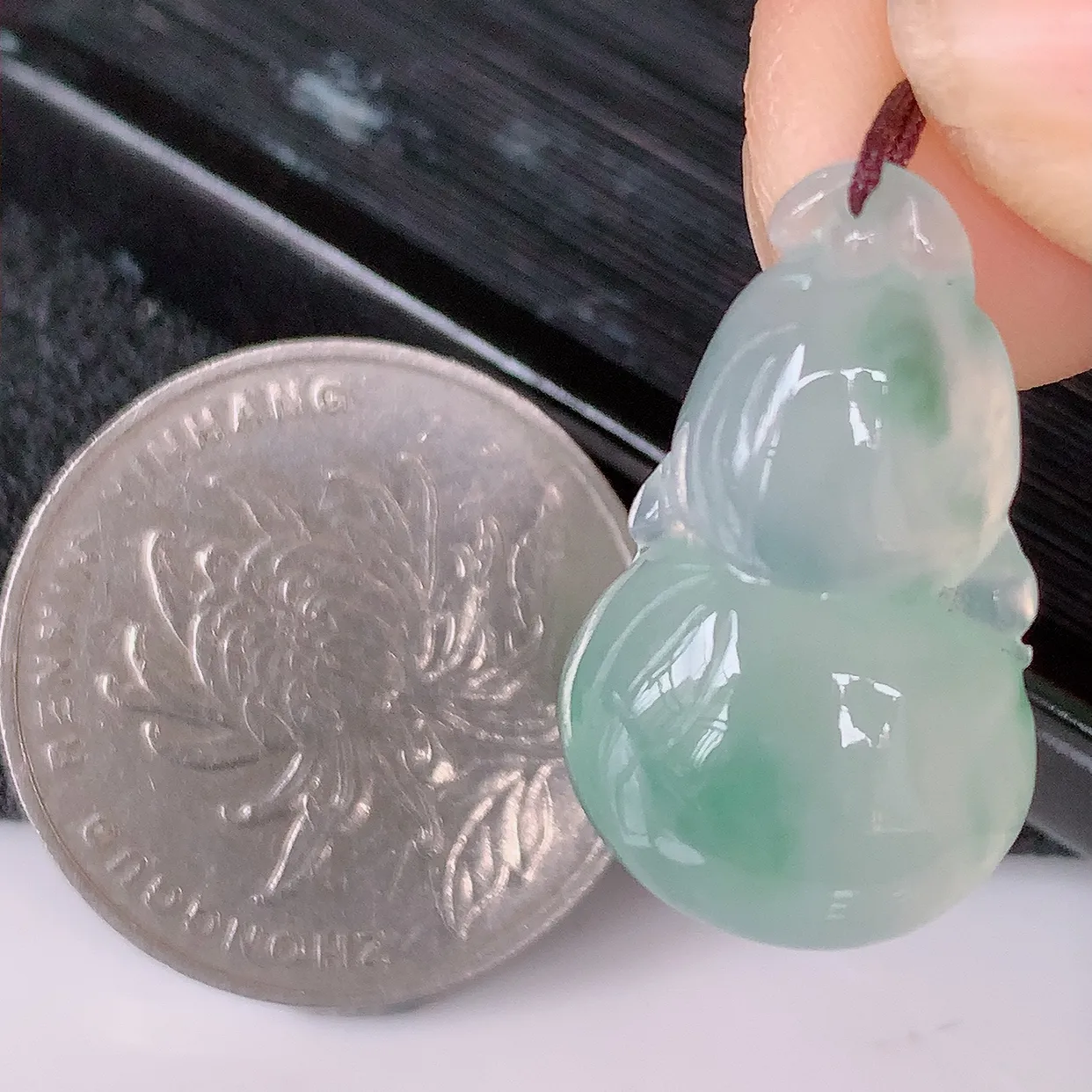 自然光实拍，冰种飘花翡翠葫芦吊坠，寓意福禄双全，财源滚滚，清新脱俗，佩戴效果优雅迷人！#57.24