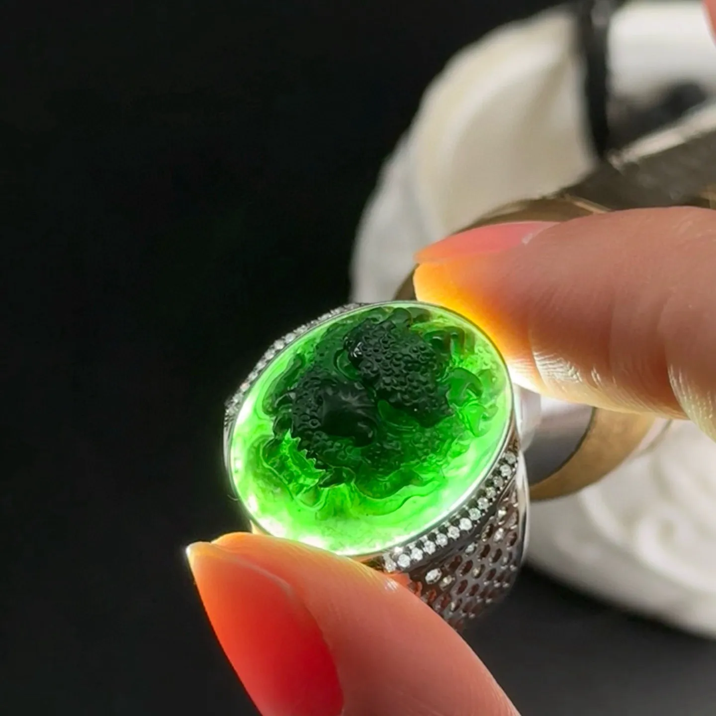 精品墨翠龙头戒面 种好色正 黑度极好 打灯通透 油性十足  尺寸20.3