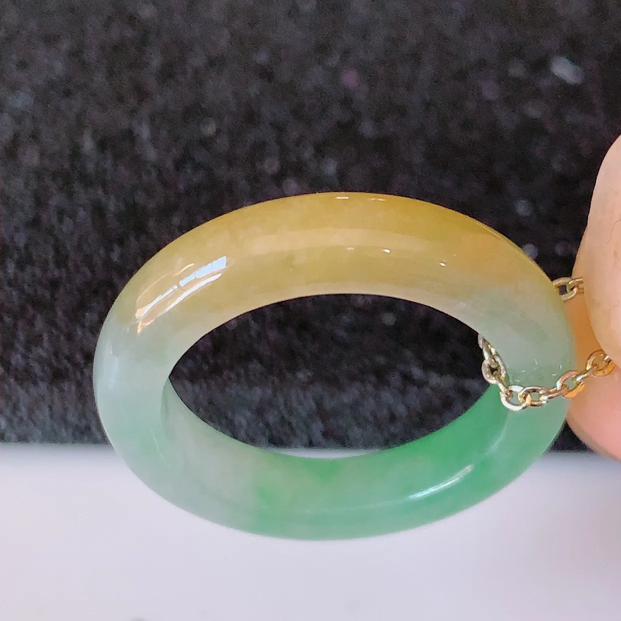 自然光实拍，特色冰黄加绿翡翠指环，17.3mm内径翡翠指环，玉戒指，玉质莹润，好精美好冰润的指环，1
