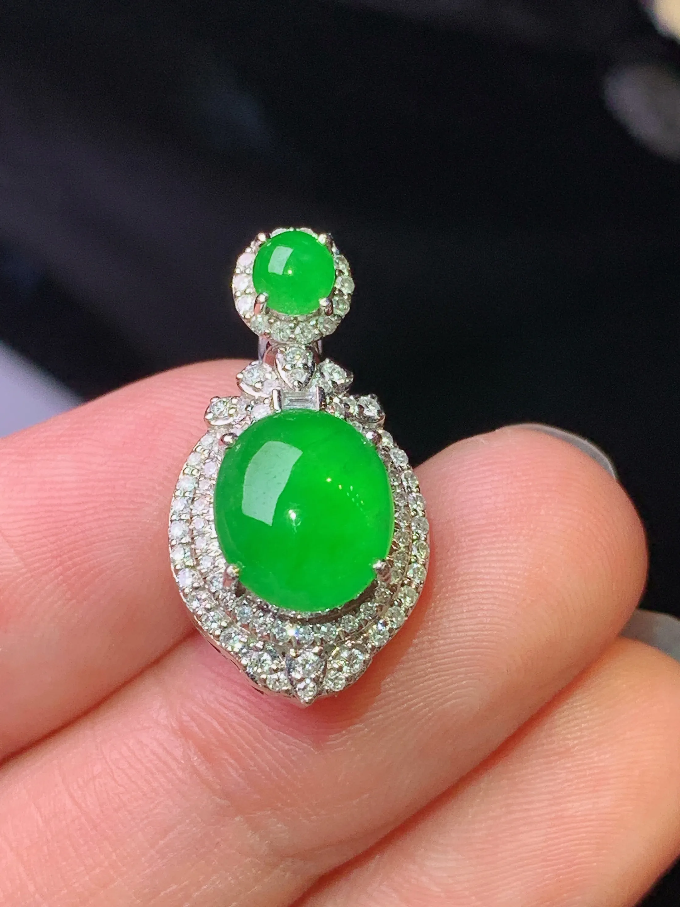 18k金钻镶嵌满绿蛋面吊坠 玉质细腻 色泽清新艳丽 整体尺寸23.2*12*11