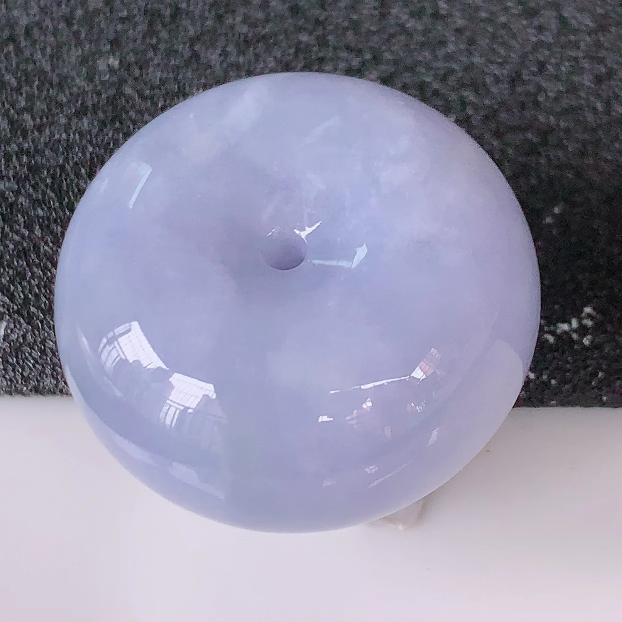 自然光实拍，艳丽紫罗兰翡翠平安扣吊坠，形体饱满圆润，平安扣肥嘟嘟的，平平安安，种水很好，配戴精美！#