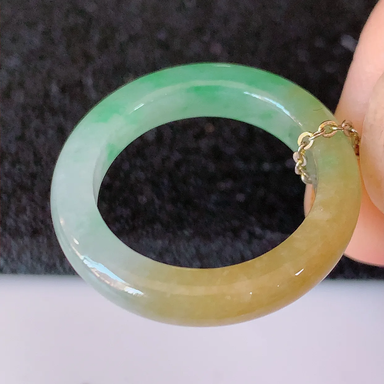 自然光实拍，17.3mm内径冰黄加绿翡翠指环，玉戒指，玉质莹润，好精美好冰润的指环，15圈口，上手纤巧！#1.26尺寸17.3*4.3*3.5