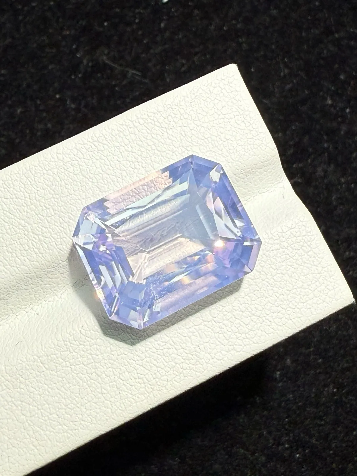 【高端珠宝】天然极美浪漫薰衣草紫晶裸石
重量: 16.98ct  规格: 17.7*14*9.8毫米
精湛切工，满身火彩
台面大，实物更美，可以代镶嵌设计。