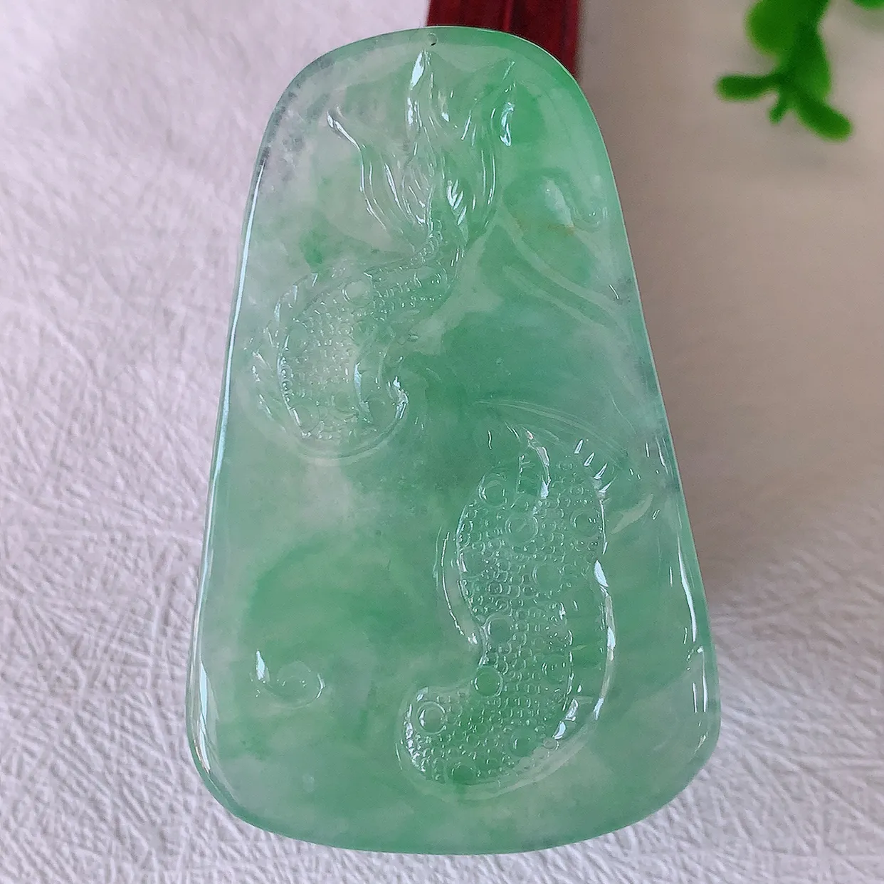 自然光实拍，精雕冰种满绿翡翠龙牌吊坠，龙行天下，雕工立体精湛，翡翠龙牌，种老水足，配戴霸气时尚，值得收藏!#60.26