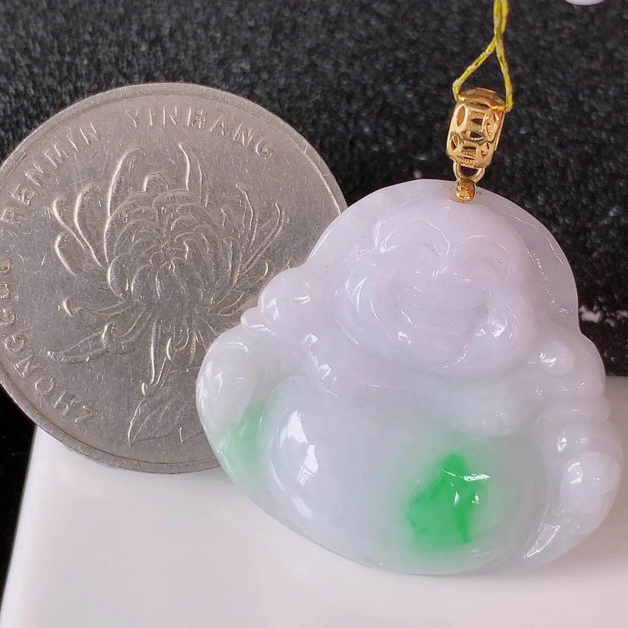 18k金镶嵌冰润飘阳绿翡翠佛公吊坠，款式新颖，佩戴效果时尚出众，尽显气质，水润精细，美感十足。#35.24