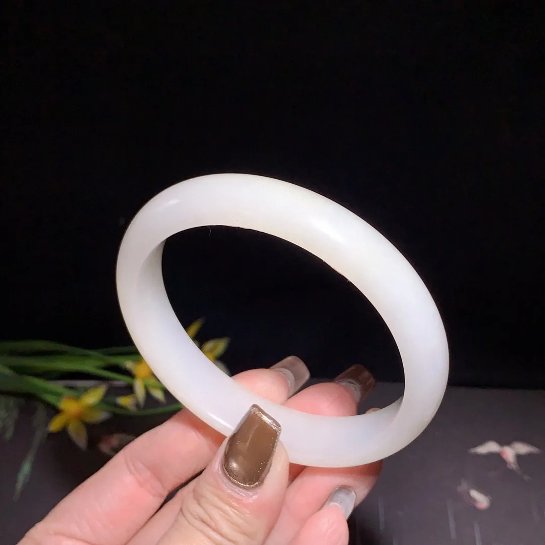 和田玉60.5圈口白玉手镯！圈口60.5宽13玉质细腻油润 底色纯净 无裂无杂 脂粉好，品质高