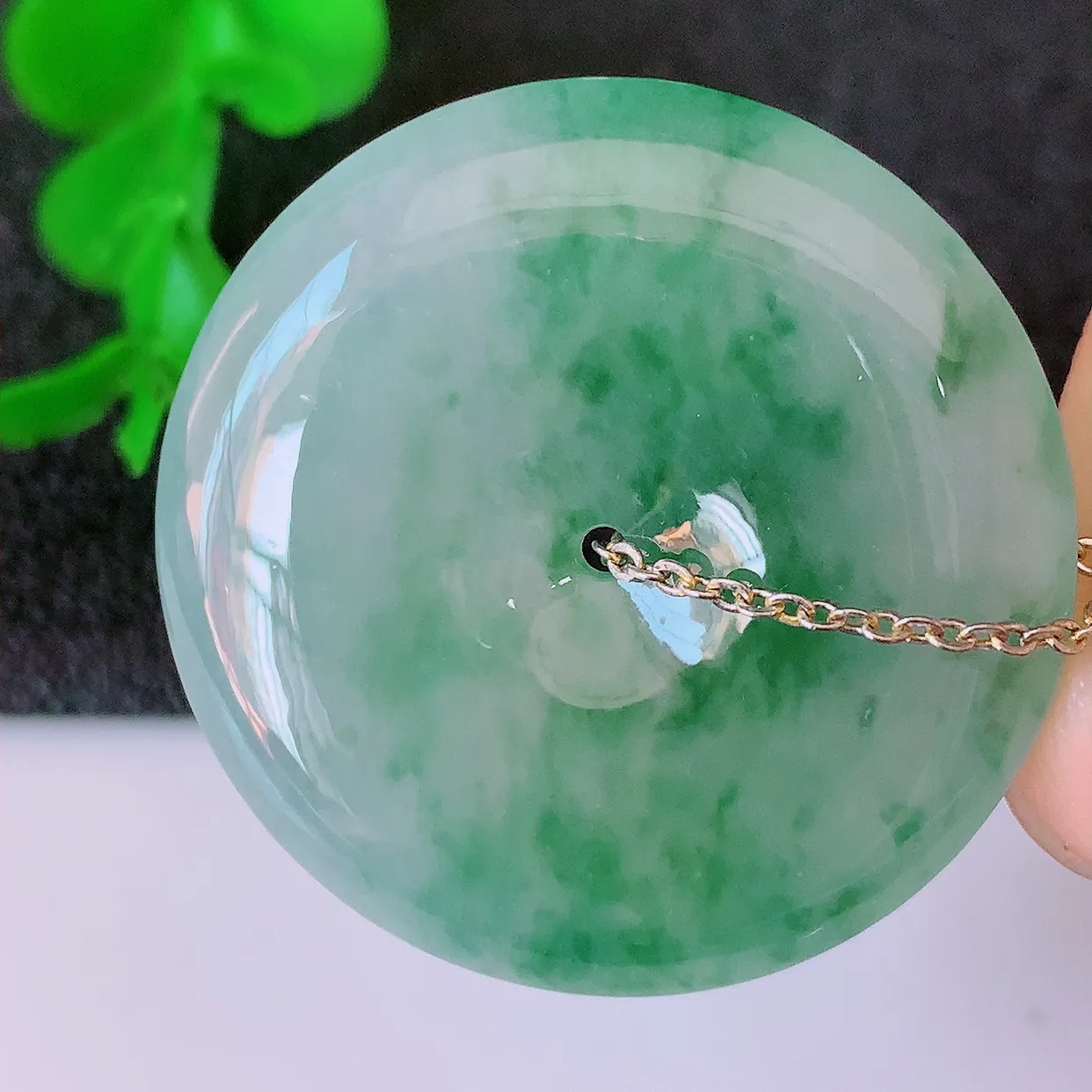 自然光实拍，冰种飘花翡翠平安扣吊坠，冰透，灵动飘逸，寓意平平安安，平安扣佩戴端庄漂亮！#60.26