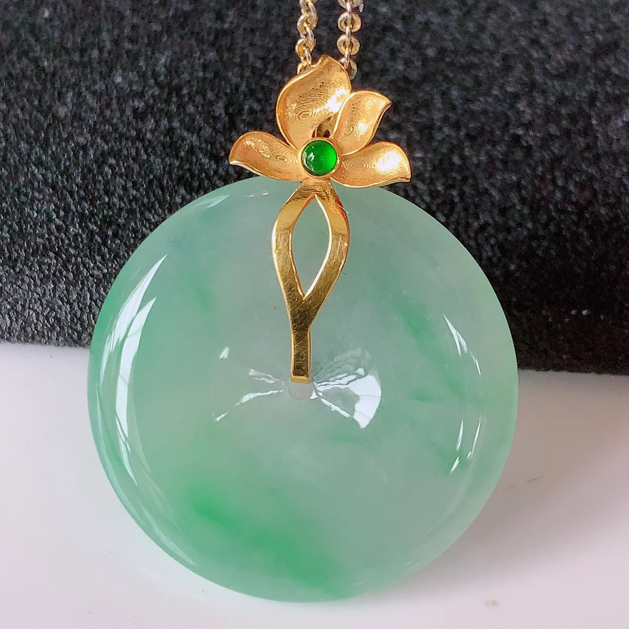 自然光实拍，18K金镶嵌冰种飘绿翡翠平安扣吊坠，玉扣，冰润光泽，寓意平平安安，平安扣佩戴时尚漂亮！#41.24整体31-24.6-4.6裸石24.6*24.6