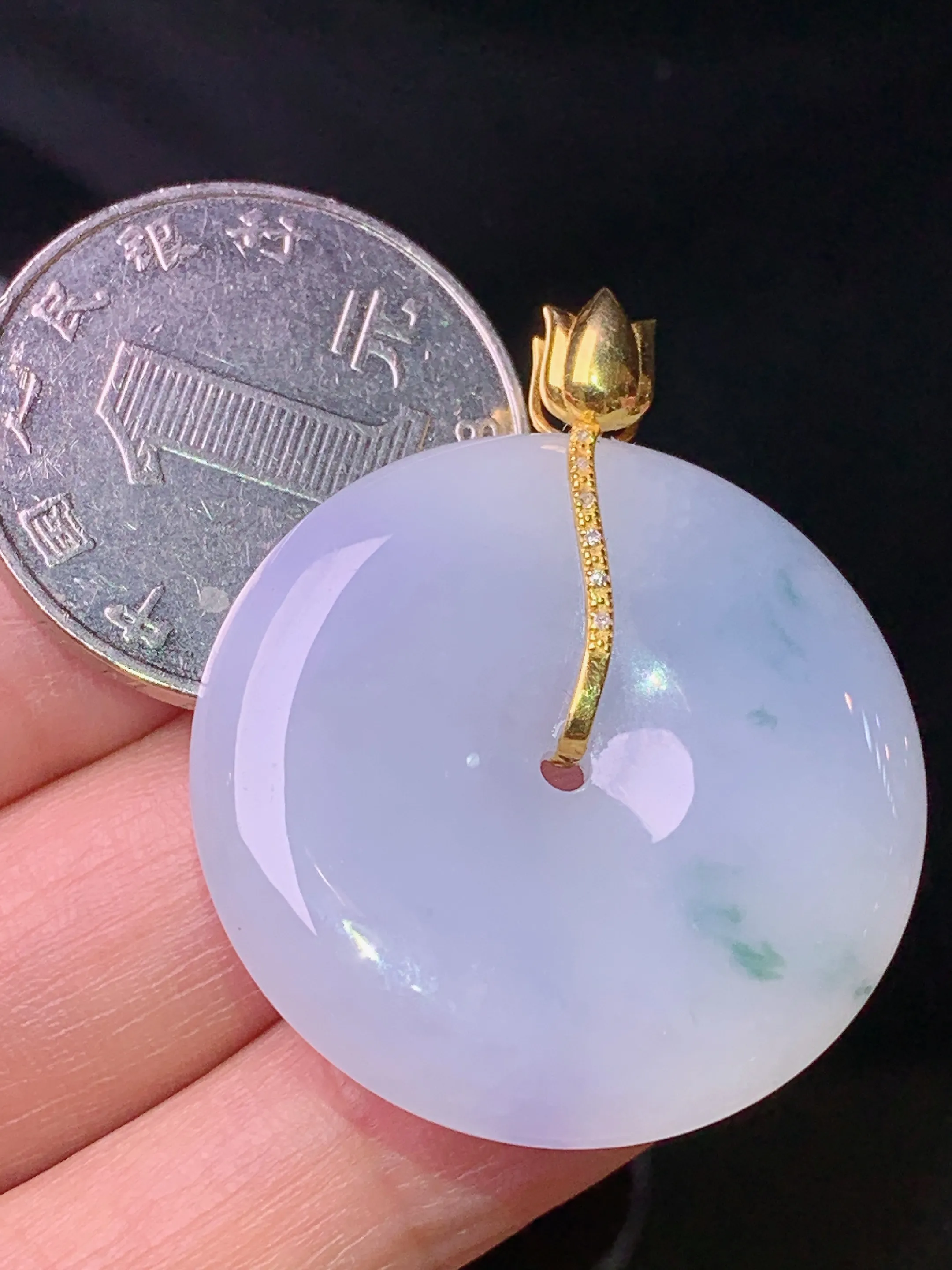 18k金镶嵌飘花平安扣吊坠 玉质细腻 色泽清新艳丽 整体尺寸37*30.6*5.5