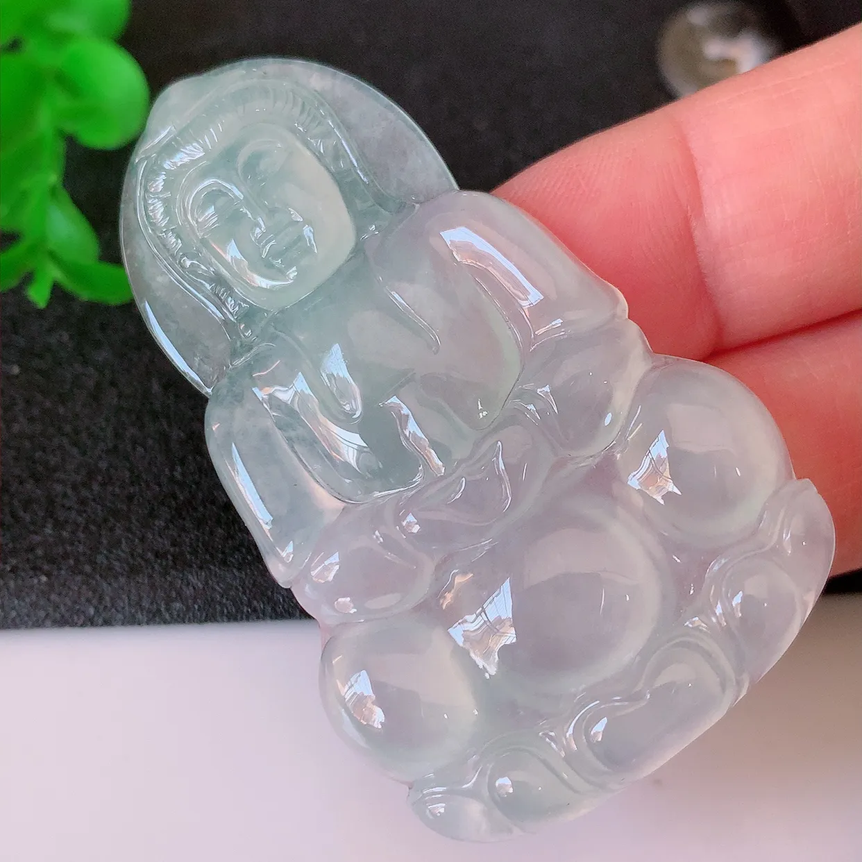 自然光实拍，冰种翡翠正装观音菩萨吊坠，赐福观音，种水上乘，晶莹剔透，起强玻璃光泽。慈祥端庄！#60.26