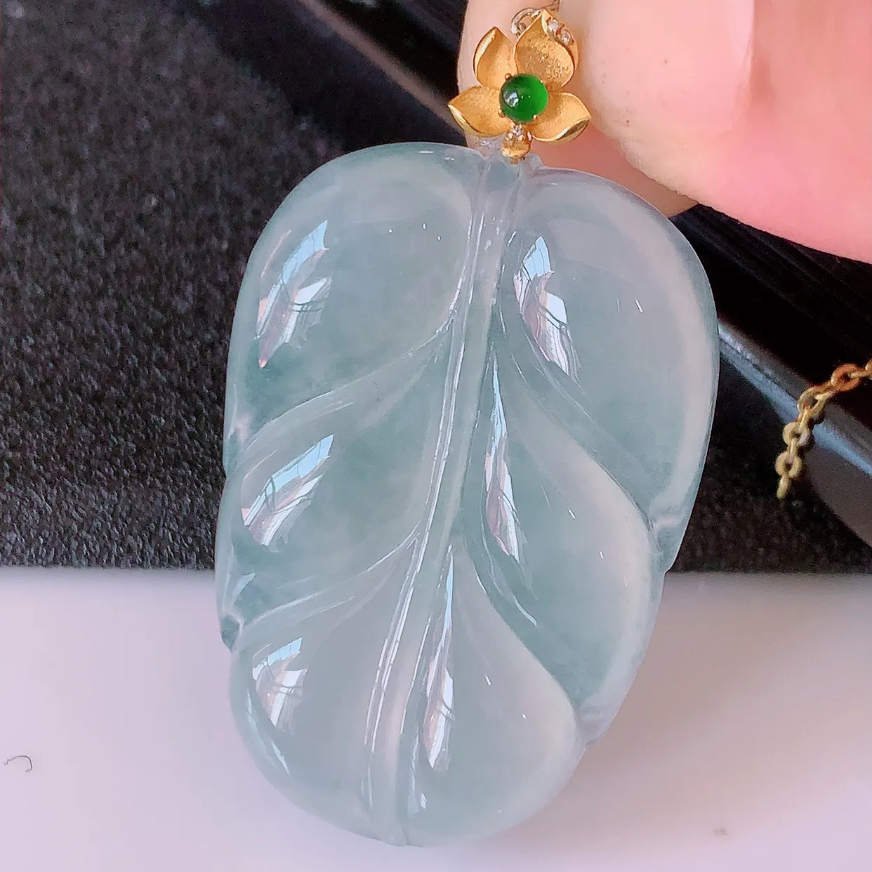 自然光实拍，18K金镶嵌冰种翡翠叶子吊坠，寓意“大业有成，一夜成名，金枝玉叶”水润叶子，翡翠叶子，清秀高雅，性价比超值！#02.26整体39.5裸石33.5*23*5