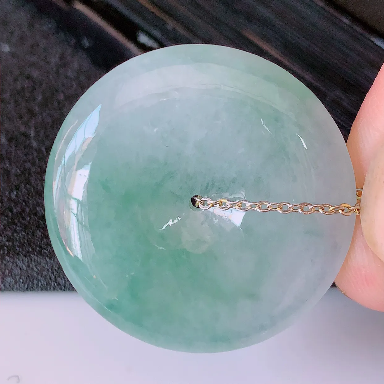 自然光实拍，冰种飘花翡翠平安扣吊坠，形体饱满圆润，平安扣肥嘟嘟的，平平安安，种水很好，配戴精美！#02.26