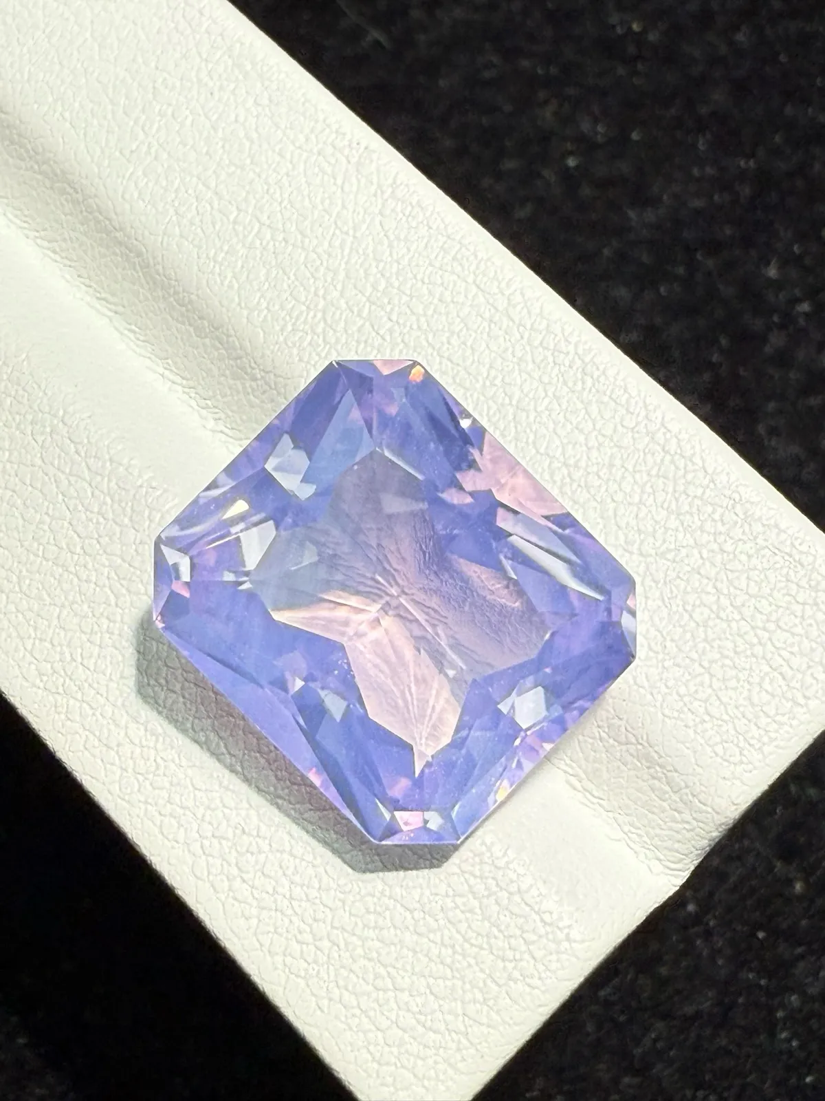 【高端珠宝】天然极美浪漫薰衣草紫晶裸石
重量: 17.475ct  规格: 17.5*15.2*10.4毫米
精湛切工，满身火彩
台面大，实物更美，可以代镶嵌设计。