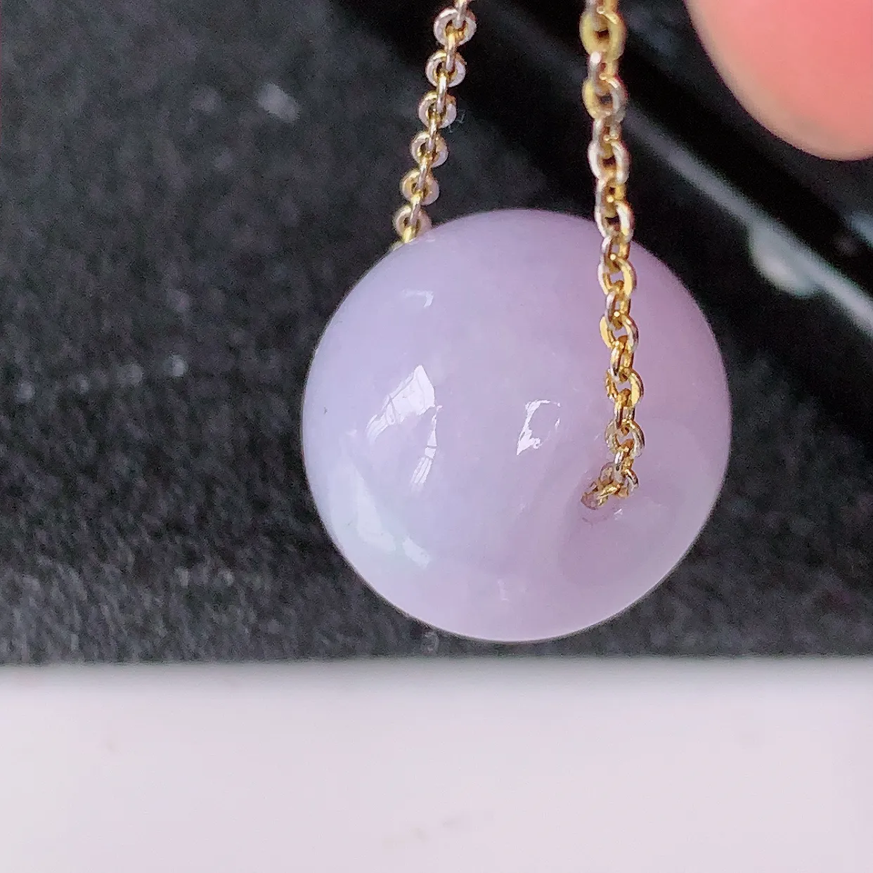 自然光实拍，冰润紫罗兰翡翠路路通吊坠，寓意时来运转、财源滚滚，款式新颖时尚，日常百搭的款！配图银链#57.24