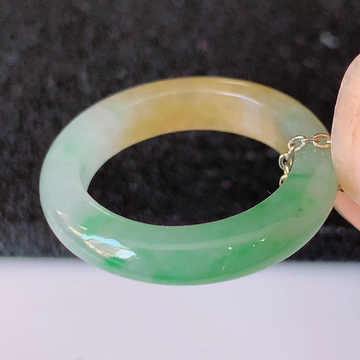 自然光实拍，17.3mm内径冰黄加绿翡翠指环，玉戒指，玉质莹润，好精美好冰润的指环，15圈口，上手纤