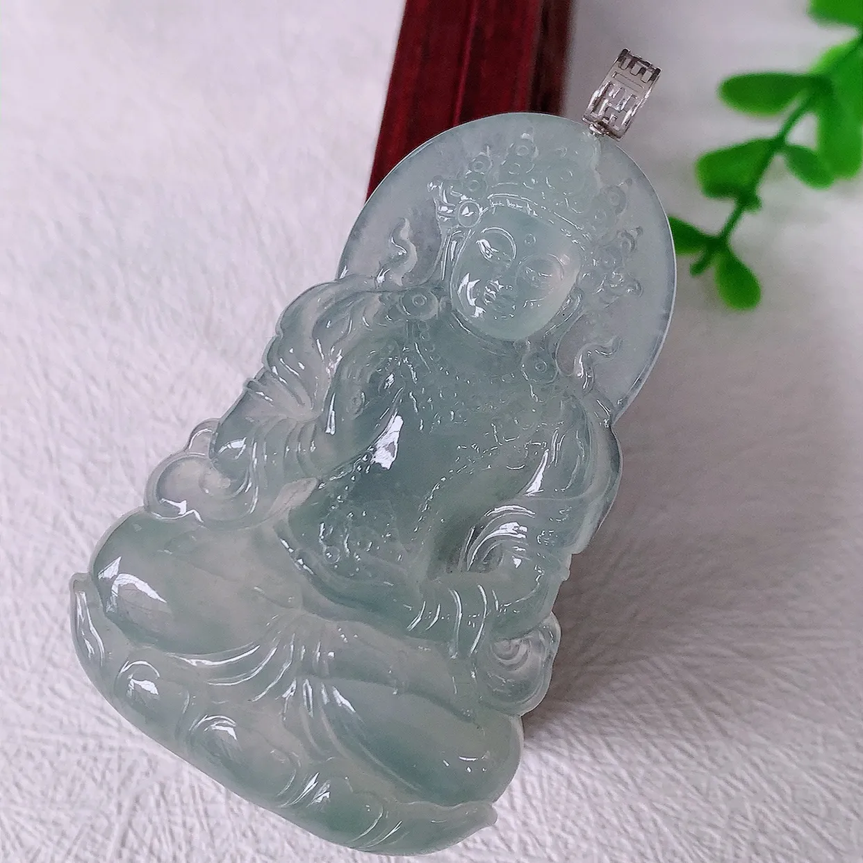 自然光实拍，18K金镶嵌冰整翡翠度母观音菩萨吊坠，赐福翡翠观音，观音面相端庄，品相佳，佩戴气质！#1