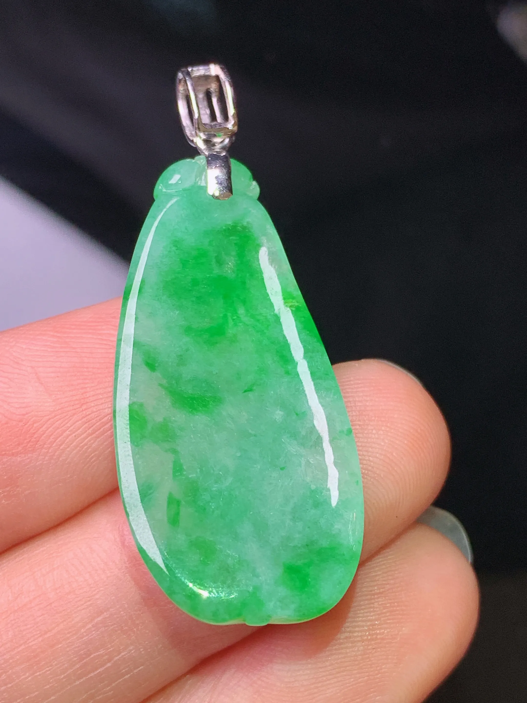 18k金镶嵌翠绿福瓜吊坠 玉质细腻 色泽清新艳丽 整体尺寸42*16.3*5