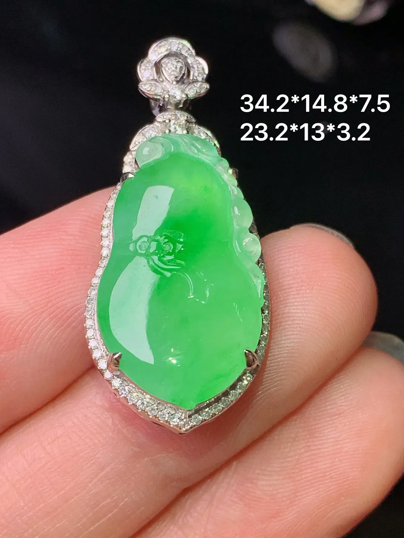 18k金钻镶嵌翠绿葫芦吊坠 玉质细腻 色泽清新艳丽 整体尺寸34.2*14.8*7.5