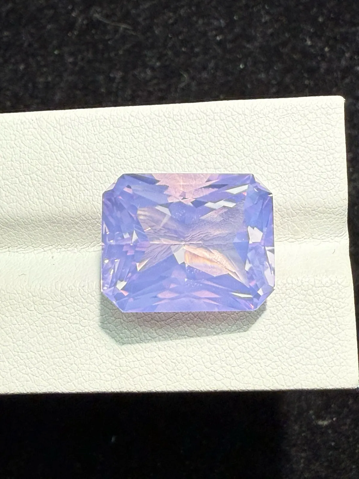 【高端珠宝】天然极美浪漫薰衣草紫晶裸石
重量: 16.575ct  规格: 17.1*13.6*10.6毫米
精湛切工，满身火彩
台面大，实物更美，可以代镶嵌设计。