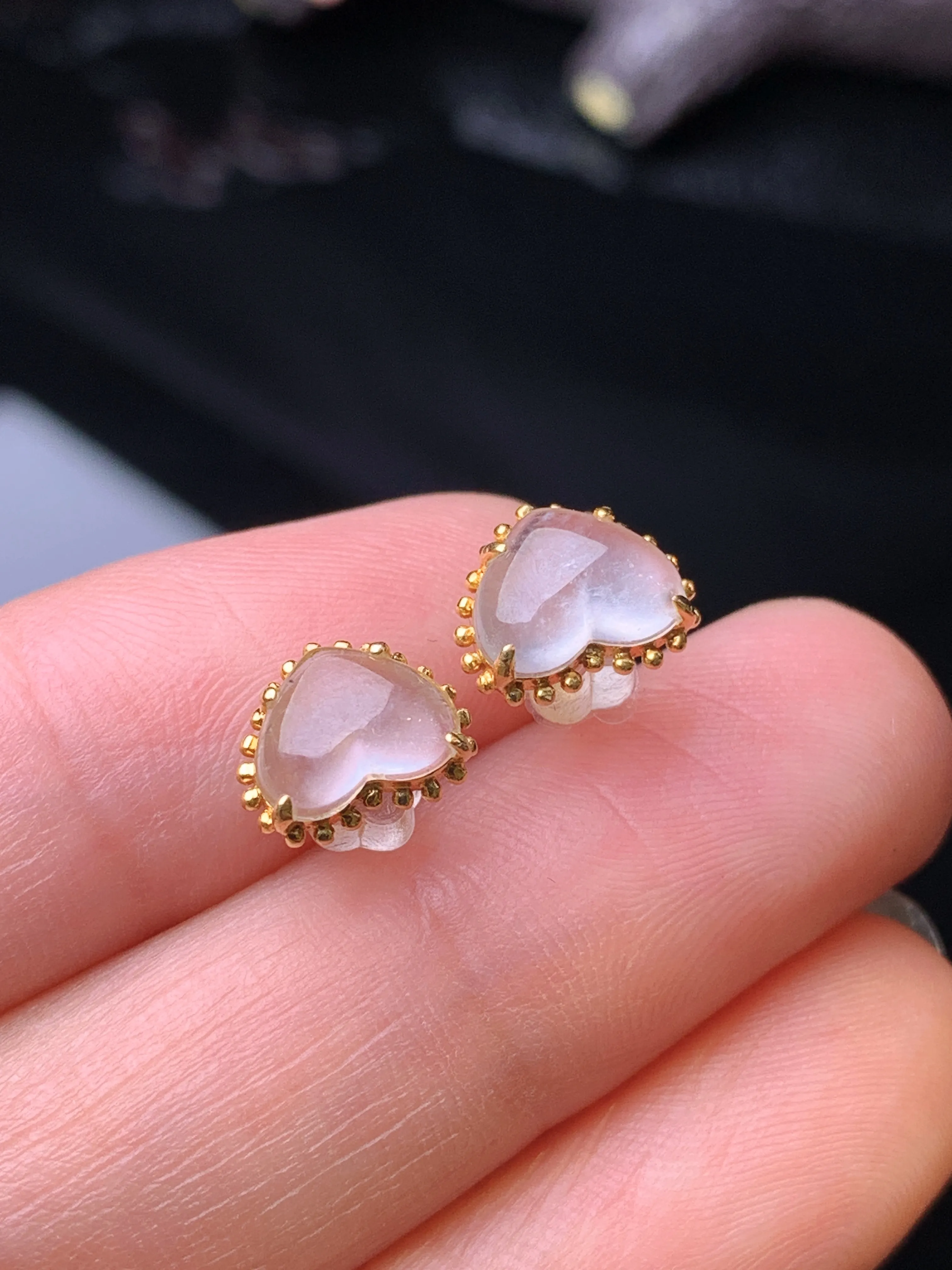 18k金钻镶嵌冰种心形耳钉 玉质细腻 色泽清新艳丽 整体尺寸7*8.7*3.5