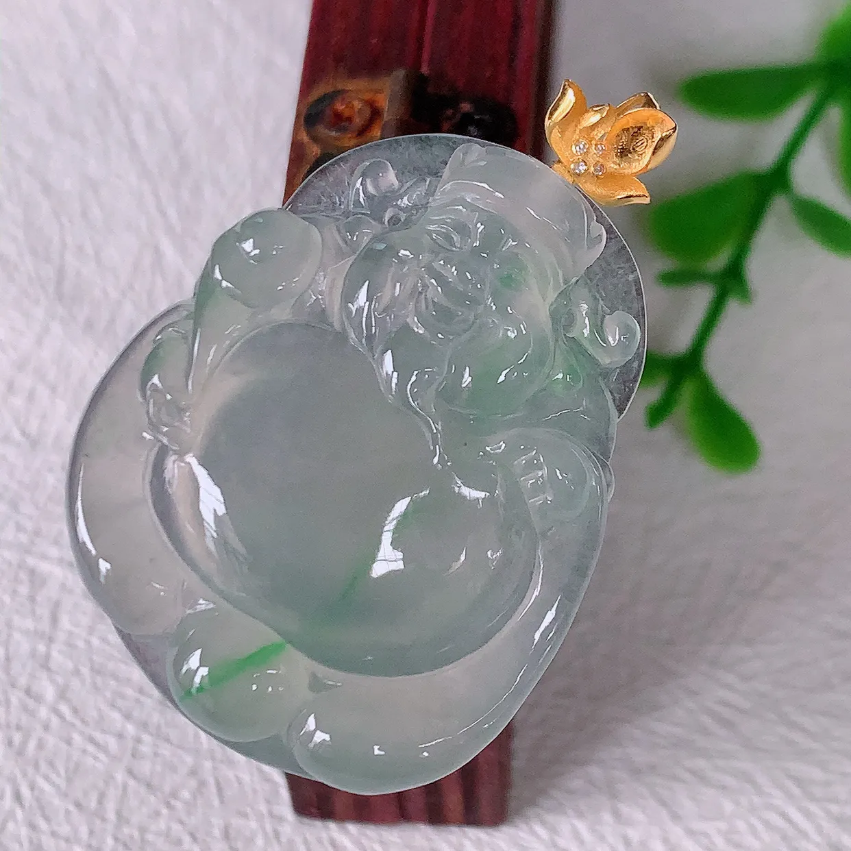自然光实拍，18K金镶嵌冰种飘绿翡翠招财财神爷吊坠，财神到你家里来，年年月月发大财，形态极为讨喜， 佩戴效果招财迷人#1.24整体39裸石33*26.5*5.6